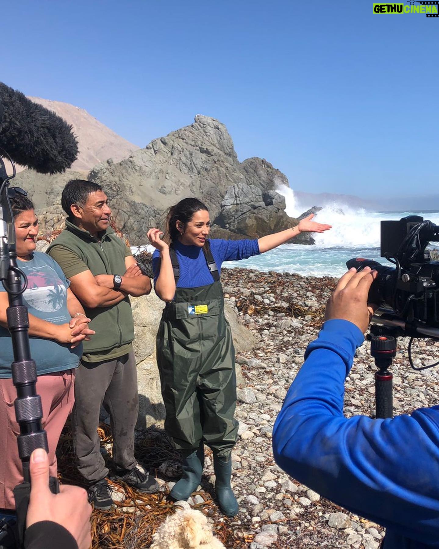 Loreto Aravena Instagram - No se pierdan hoy las maravillas de la #caletacifuncho Aquí les dejo unas fotitos de los que fue la grabación!! Dejen sus comentarios del #segundocapitulo de #somoscaleta solo por @canal13cl @colombafilms