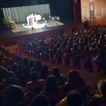 Loreto Aravena Instagram - Feliz de estar en el @teatroprovincialcurico con nuestra obra @sos.mamis Mi tejido hermoso fue creado por @isaadel_colors y la foto en el @pinkcoffeeoficial es de @pazbascuactriz jejej Gracias por tanto cariño Curicó!!! @bayoproducciones @tamaraacostazambra @jennycavallooficial 🎭