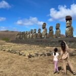 Loreto Aravena Instagram - Hace más de 6 años viajé con mi Ema a la Isla de Pascua, fue de nuestros primeros viajes solitas 🥰(aunque unas semanas después se nos sumó mi mamá, igual que ahora) Ahí supe que mi nena sería la mejor partner para viajar, aperreada, conversadora, enérgica y simpática, que más se puede pedir! #LoveEma #rapanui🗿