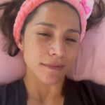 Loreto Aravena Instagram - Que rico terminar el 1 de Marzo con un #díadespa con Ema 🥰 mi rutina: -Piel Radiante -Rescue Oil -Gua Sha Luego aplicas los hidratantes de tu preferencia! Amo @_ohmyskin_ por que sus productos son bien concentrados y 💯 naturales! Sin testeo animal! Si quieres un descuento especial comenta este video para seguirte y enviarte mi código por DM!