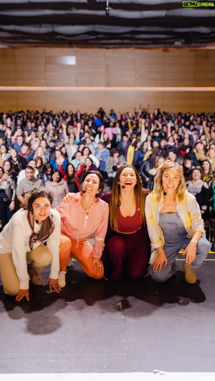 Loreto Aravena Instagram - Gracias #Coquimbo Otra función repleta de risas!!! Ahora camino a Viña!!! Nos vemos a las 21:30 en el @enjoy_vina COMPRA TUS ENTRADAS EN EL LINK DE MI BIO! @sos.mamis @bayoproducciones #sosmamislaobra #sosmamislagira #goodvibrations #mamisontour #sosmamis