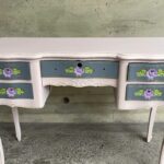 Loreto Aravena Instagram – Cuando una idea se mete en mi cabeza…. Solo queda concretarla! Este mueble era de mi mamá @hildadelourdessot y ella lo restauró hace unos 18 años cuando me fui a vivir sola y ahora lo restauré yo para mi Ema 🥰 La verdad podría no haberlo lijado pero la pintura ya estaba tan descascarada que preferí lijar la mayor parte. Pero no lijé los cajones y quedaron Perfectos igual con el acabado tiza!!
Usé: 10 lijas para madera, 1/3 de frasco de pintura Chalky de color Rosa Pálido, y un 1/8 de frasco de pintura Chalky color Gris Humo, 1 marcador acrílico 2MM  Lila, 1 marcador acrílico 2MM verde claro y 2 marcadores acrílicos 1MM dorado y mucho mucho mucho AMOR y TIEMPO #dontstopmenow 
Si se fijan bien una flor quedó sin pintar por que la reservé para que Ema lo hiciera a su gusto 😊
Dale nueva vida a tus muebles!!
#felizdomingo✌ 
#restauradorademuebles 
*Pinturas @artelcl