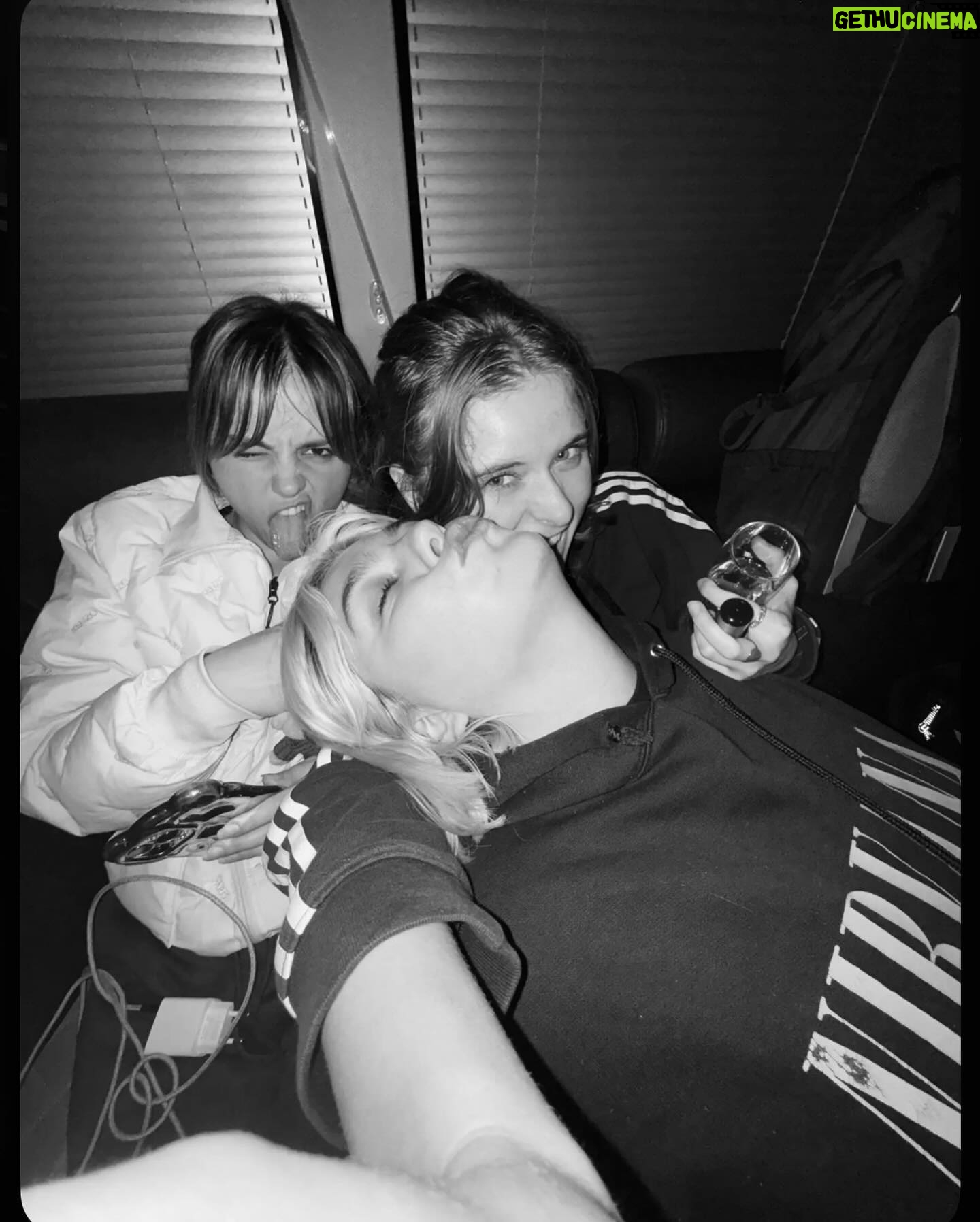 Louane Emera Instagram - Vous voulez trop être potes avec nous, on sait ✨ @milarunser @jadegasset_