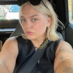 Louane Emera Instagram – J’avais pas touché à une guitare acoustique depuis 1000000 ans. Ps: @arianagrande jtm ♥️