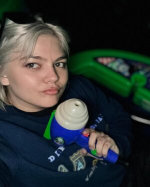 Louane Emera Instagram - Swipe pour voir @p3gase qui adore @disneylandparis ♥️🔥 #DLH 

*invitation