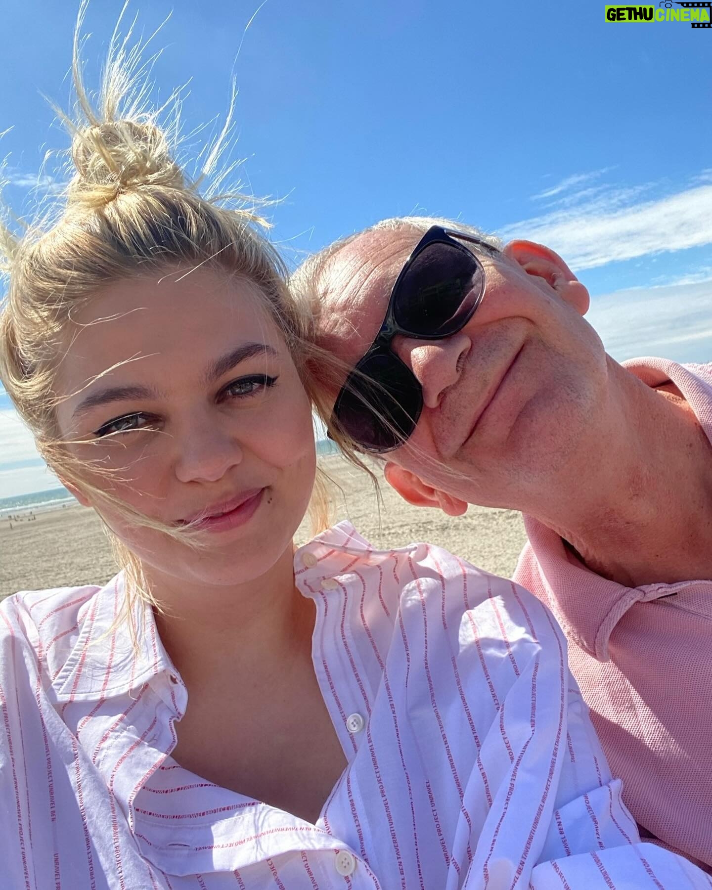 Louane Emera - 56.3K Likes - JOUR 1 (Birthday party version) disponible sur toutes les plateformes hihihihi 🌊
2014: premières promo 🥹
2015: sortie de chambre 12 😭♥️
2016/2017: les victoires et Cannes ♥️
2018: 👩🏼❤️👨🏻
2019: Esmimie in the making 🍼
2020: Martin Parr 🔥
2021: le retour des concerts 💃🏼
2022: secret 🔐
2023: la meilleure équipe 💖
2024: Happy birthday Jour 1 avec le gâteau le plus raté de l’histoire de l’humanité ♥️
@danblacksound thank you for being crazy enough to follow me @patxi_garat merci pour tes si jolis mots ♥️♥️♥️
