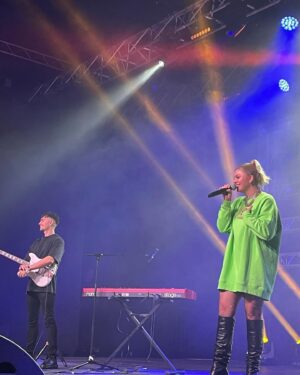 Louane Emera Instagram - JOUR 1 (Birthday party version) disponible sur toutes les plateformes hihihihi 🌊 

2014: premières promo 🥹
2015: sortie de chambre 12 😭♥️
2016/2017: les victoires et Cannes ♥️ 
2018: 👩🏼‍❤️‍👨🏻
2019: Esmimie in the making 🍼
2020: Martin Parr 🔥 
2021: le retour des concerts 💃🏼
2022: secret 🔐
2023: la meilleure équipe 💖
2024: Happy birthday Jour 1 avec le gâteau le plus raté de l’histoire de l’humanité ♥️

@danblacksound thank you for being crazy enough to follow me @patxi_garat merci pour tes si jolis mots ♥️♥️♥️