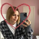 Louane Emera Instagram – JOUR 1 (Birthday party version) disponible sur toutes les plateformes hihihihi 🌊 

2014: premières promo 🥹
2015: sortie de chambre 12 😭♥️
2016/2017: les victoires et Cannes ♥️ 
2018: 👩🏼‍❤️‍👨🏻
2019: Esmimie in the making 🍼
2020: Martin Parr 🔥 
2021: le retour des concerts 💃🏼
2022: secret 🔐
2023: la meilleure équipe 💖
2024: Happy birthday Jour 1 avec le gâteau le plus raté de l’histoire de l’humanité ♥️

@danblacksound thank you for being crazy enough to follow me @patxi_garat merci pour tes si jolis mots ♥️♥️♥️