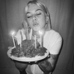 Louane Emera Instagram - JOUR 1 (Birthday party version) disponible sur toutes les plateformes hihihihi 🌊 2014: premières promo 🥹 2015: sortie de chambre 12 😭♥️ 2016/2017: les victoires et Cannes ♥️ 2018: 👩🏼‍❤️‍👨🏻 2019: Esmimie in the making 🍼 2020: Martin Parr 🔥 2021: le retour des concerts 💃🏼 2022: secret 🔐 2023: la meilleure équipe 💖 2024: Happy birthday Jour 1 avec le gâteau le plus raté de l’histoire de l’humanité ♥️ @danblacksound thank you for being crazy enough to follow me @patxi_garat merci pour tes si jolis mots ♥️♥️♥️