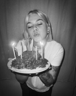 Louane Emera Instagram - JOUR 1 (Birthday party version) disponible sur toutes les plateformes hihihihi 🌊 

2014: premières promo 🥹
2015: sortie de chambre 12 😭♥️
2016/2017: les victoires et Cannes ♥️ 
2018: 👩🏼‍❤️‍👨🏻
2019: Esmimie in the making 🍼
2020: Martin Parr 🔥 
2021: le retour des concerts 💃🏼
2022: secret 🔐
2023: la meilleure équipe 💖
2024: Happy birthday Jour 1 avec le gâteau le plus raté de l’histoire de l’humanité ♥️

@danblacksound thank you for being crazy enough to follow me @patxi_garat merci pour tes si jolis mots ♥️♥️♥️
