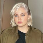 Louane Emera Instagram - Sur l’album ou pas cette chanson? 🌧️