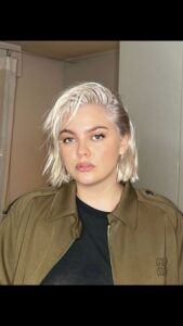 Louane Emera Instagram - Sur l’album ou pas cette chanson? 🌧️