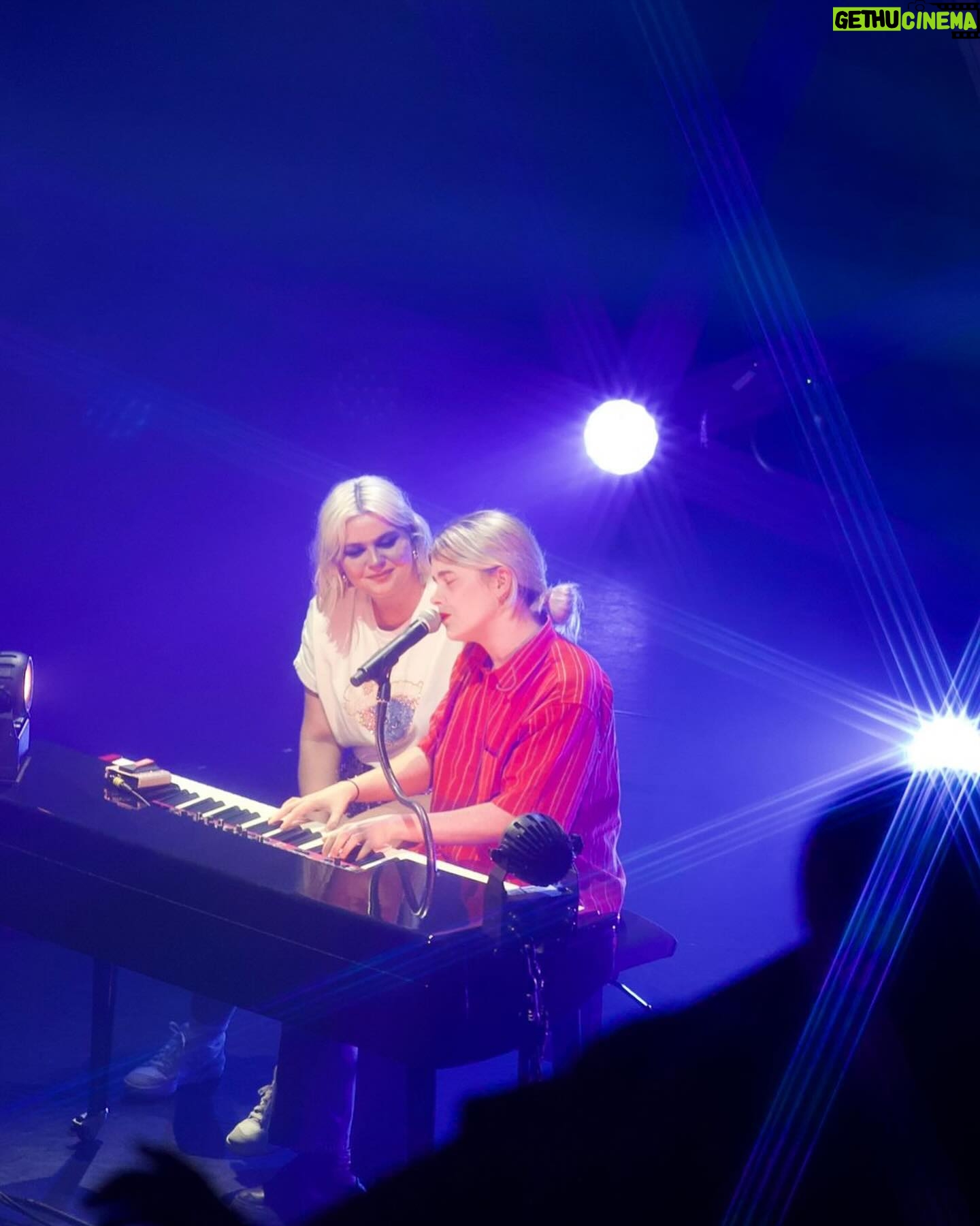 Louane Emera Instagram - @olympiahall mon coeur est tellement rempli de bonheur et d’amour. Merci de nous avoir fait vibrer comme ça. C’était magique, c’était tout ce dont j’avais rêvé et même plus. Je vous aime de tout mon cœur ♥️ Merci @maelle.off @styleto @vacra_honeyflav et @zahodesagazan d’avoir accepté de vivre tout ça avec moi ♥️ Merci mon amour @p3gase il n’y a aucune autre personne au monde avec qui je préfère chanter ♥️ Merci à toutes mes équipes extraordinaires @auguriproductions @onlyprogroup, @teckoff_off et @islanddefjam ♥️ Merci à mes fées @naymrb et @jadegasset_ Merci à la glam team la plus extraordinaire qui existe au monde @rudymarmet @lyana_kantsalieva @siwarcheiakh ♥️ Merci pour les meilleures photos @12bau.er Merci pour les meilleures photos et vidéos @milarunser la Queen ♥️ Merci Florent, Ben, Quentin, Priscille, Alexis, Paul, Cédric, Clement, Tahar, Nani, Aurelie, Aymeric, Romain, Maxime, Paulin, Olivier et évidement Charles ♥️ Je suis rien sans vous ♥️