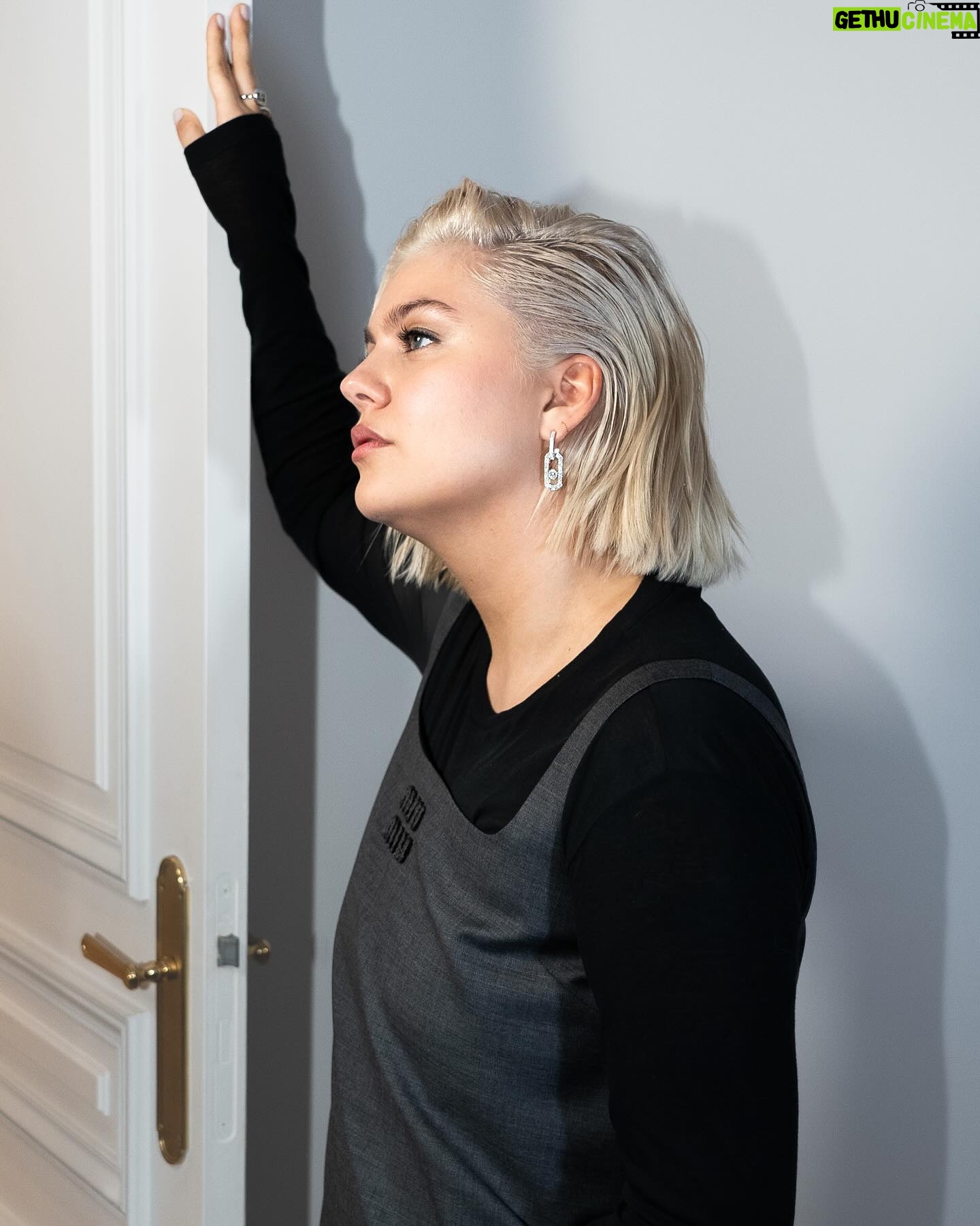 Louane Emera Instagram - Merci @charlottetilbury de m’avoir accompagnée pour @lesvictoires cette année 🩷✨ love you 💄 @lyana_kantsalieva using @charlottetilbury 💇🏼♀️ @rudymarmet 👗 @siwarcheiakh 📸 @milarunser * partenariat rémunéré ** photographies retouchées