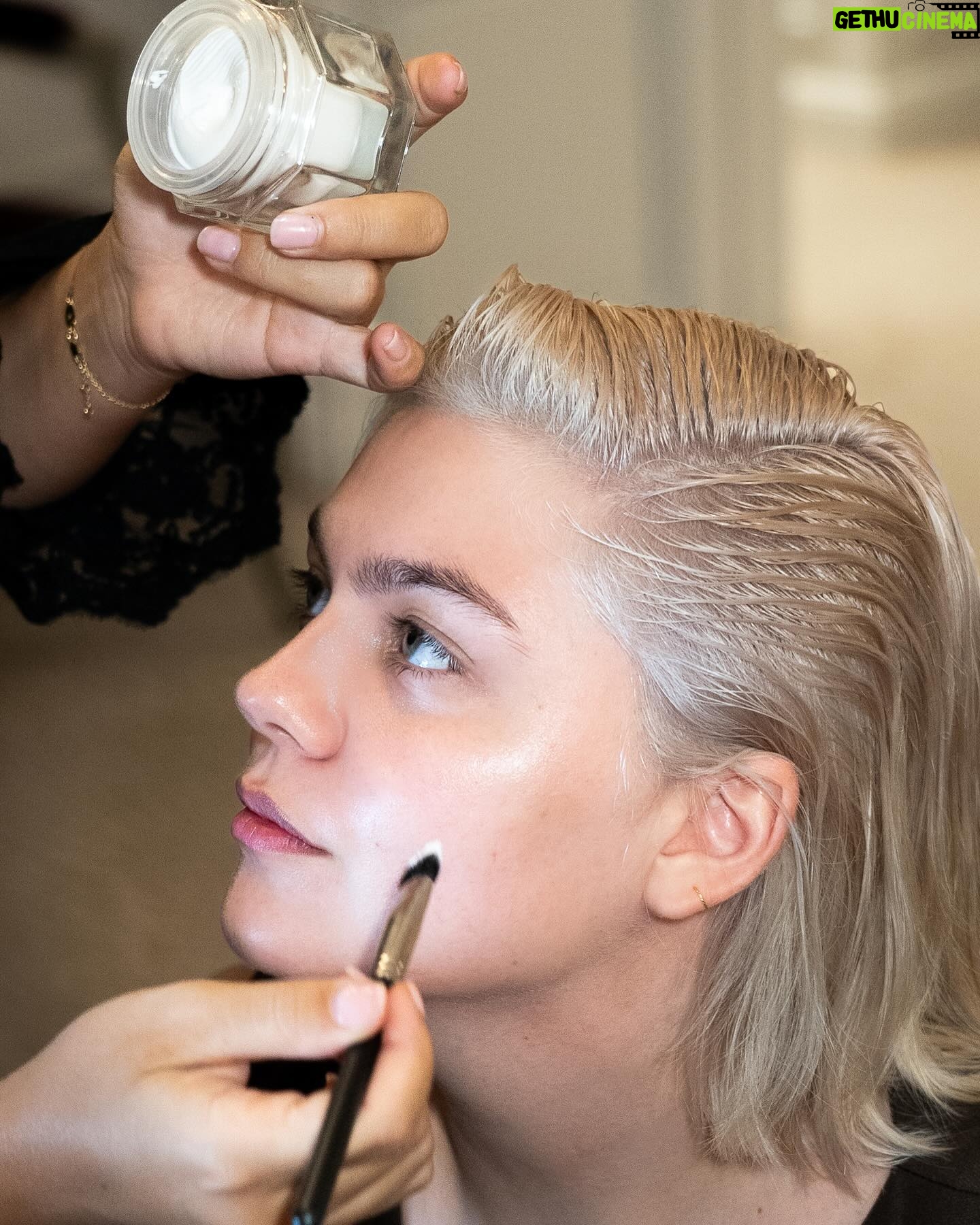 Louane Emera Instagram - Merci @charlottetilbury de m’avoir accompagnée pour @lesvictoires cette année 🩷✨ love you 💄 @lyana_kantsalieva using @charlottetilbury 💇🏼♀️ @rudymarmet 👗 @siwarcheiakh 📸 @milarunser * partenariat rémunéré ** photographies retouchées