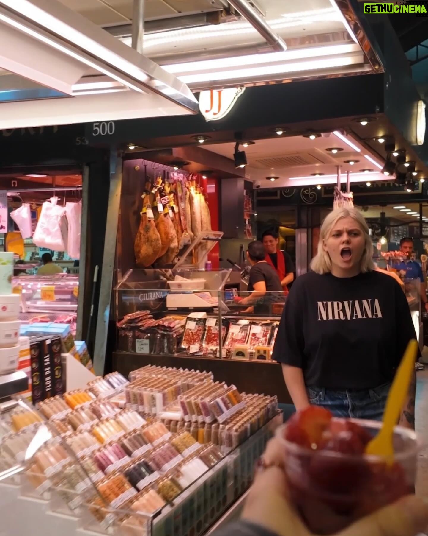 Louane Emera Instagram - Vous avez tellement kiffé la 4e photo de mon dernier post que je me devais de lui faire un petit post spécial rien que pour elle ptdr 🥲