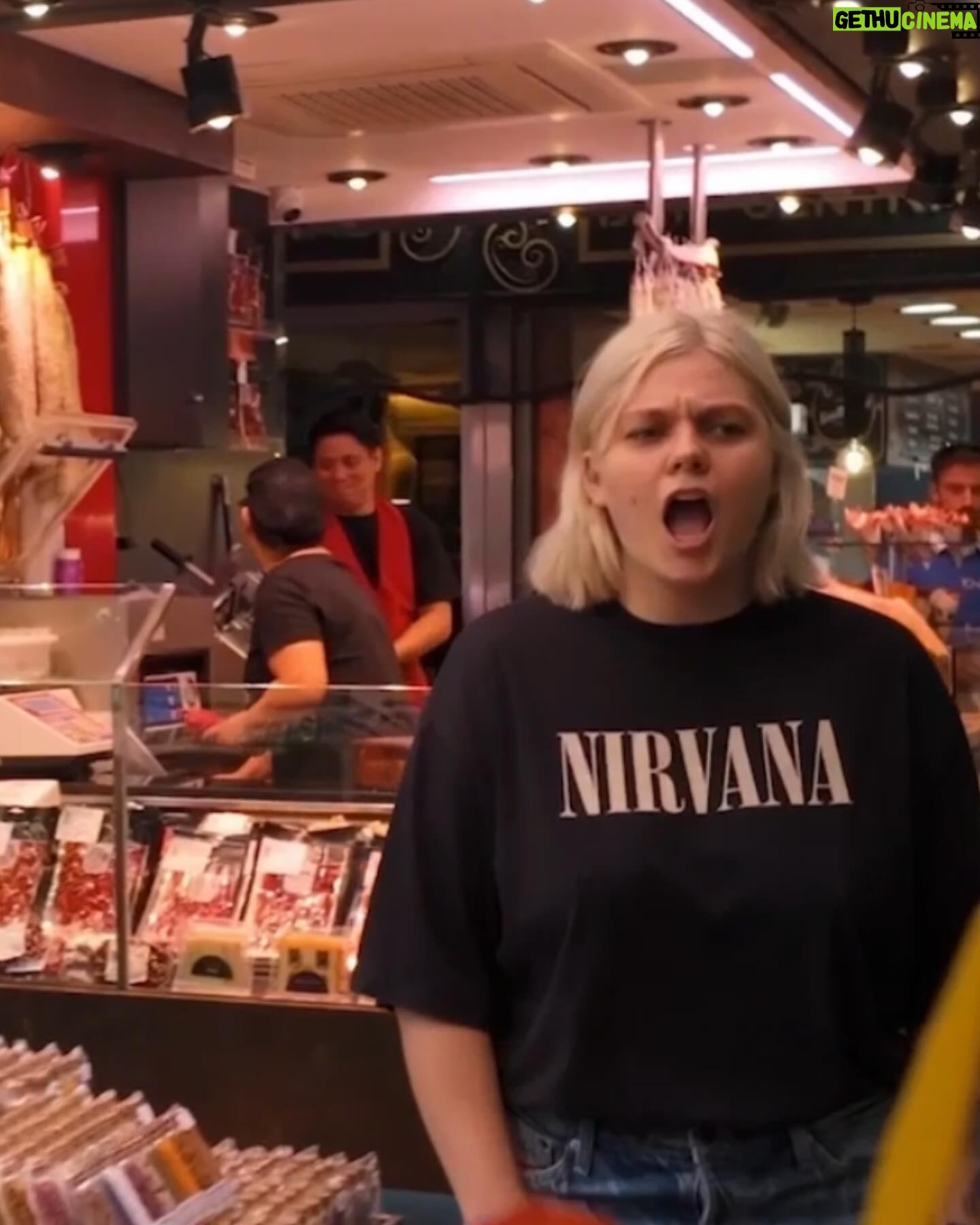 Louane Emera Instagram - Vous avez tellement kiffé la 4e photo de mon dernier post que je me devais de lui faire un petit post spécial rien que pour elle ptdr 🥲