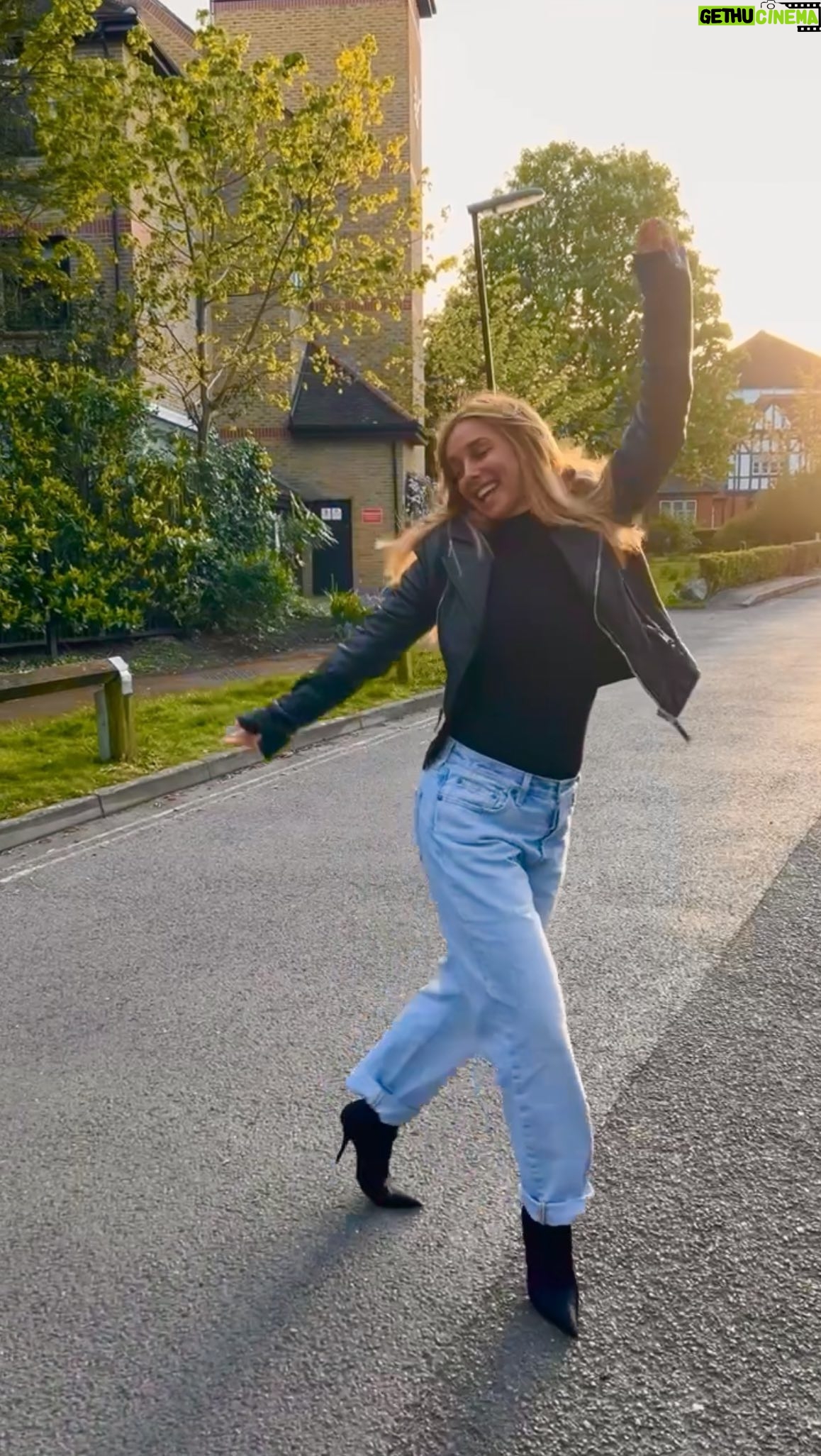 Louise Redknapp - 3 Likes - Positive sunday vibes… always be the best kinda you 🤍✨ xxx