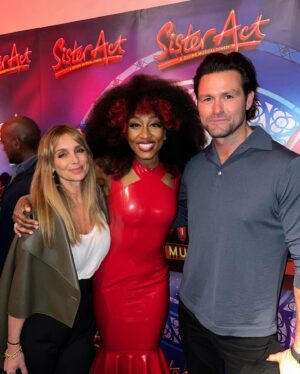 Louise Redknapp Instagram - She’s Fabulous, Baby! 💫 @beverleyknight ❤️

I adore seeing this superstar shine! Bev and the entire cast were absolutely incredible in @sisteractsocial last night at the Dominion Theatre! Loved seeing the show again and love all the music and songs in this production, such a feel good show make sure you all go and see it xxx