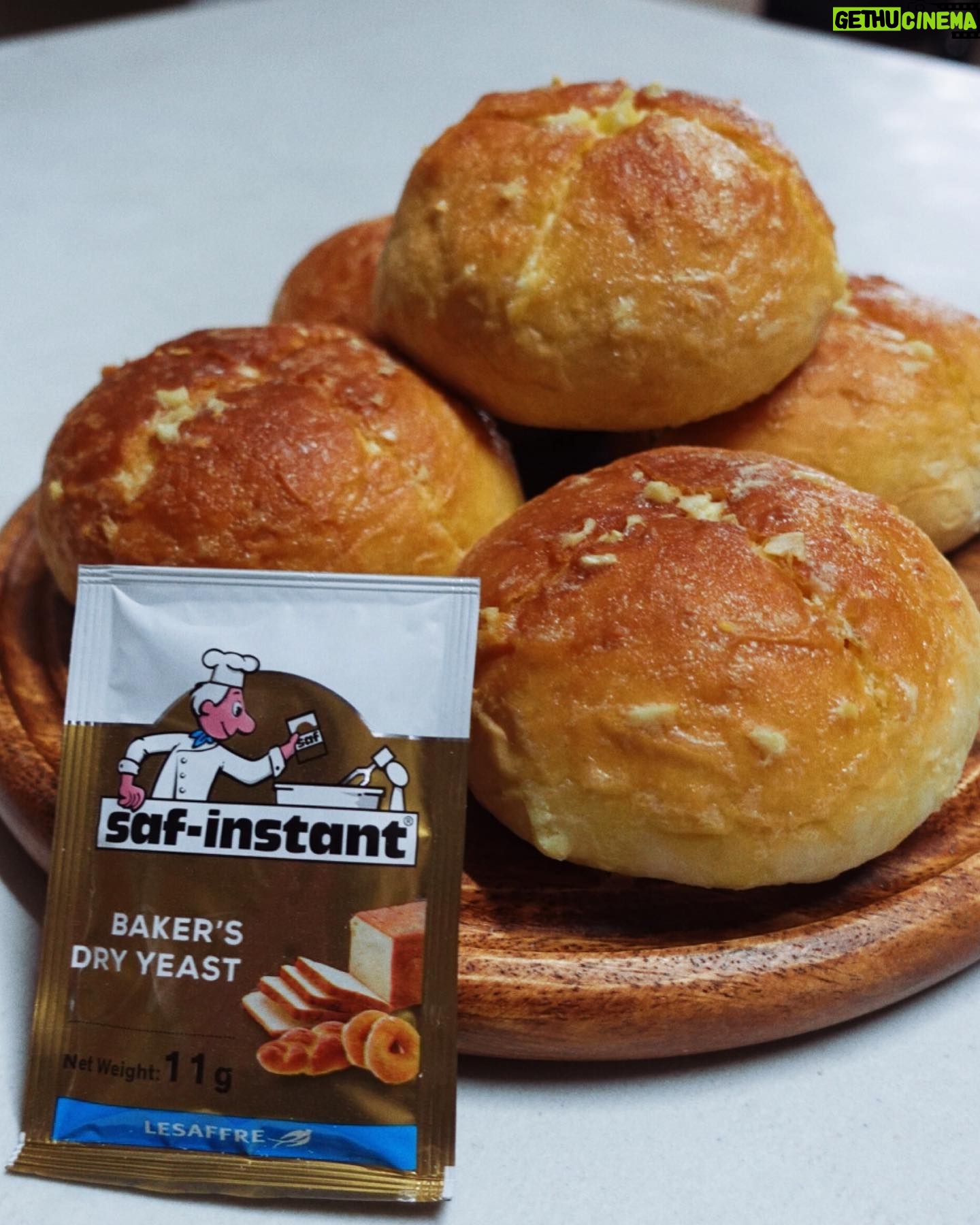 Louise delos Reyes Instagram - Getting more and more confident in trying new recipes! For today's #whatchabakin is Garlic Cream Cheese Pull Apart bread using Saf-instant® Gold Yeast 11g! Freshly opened yeast everytime! #SafInstant11g #SafInstant #BakingLife @sonlieinternational