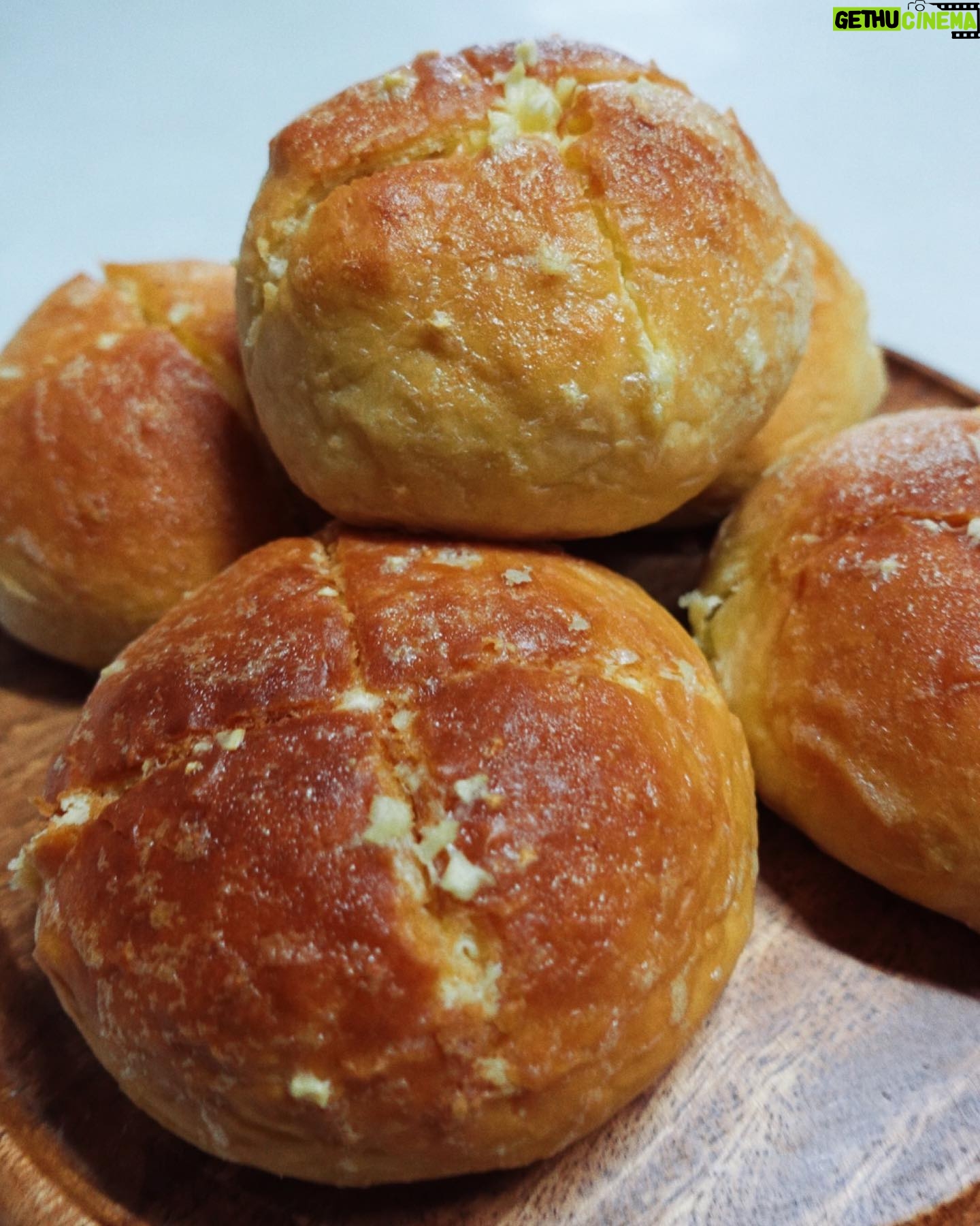 Louise delos Reyes Instagram - Getting more and more confident in trying new recipes! For today's #whatchabakin is Garlic Cream Cheese Pull Apart bread using Saf-instant® Gold Yeast 11g! Freshly opened yeast everytime! #SafInstant11g #SafInstant #BakingLife @sonlieinternational