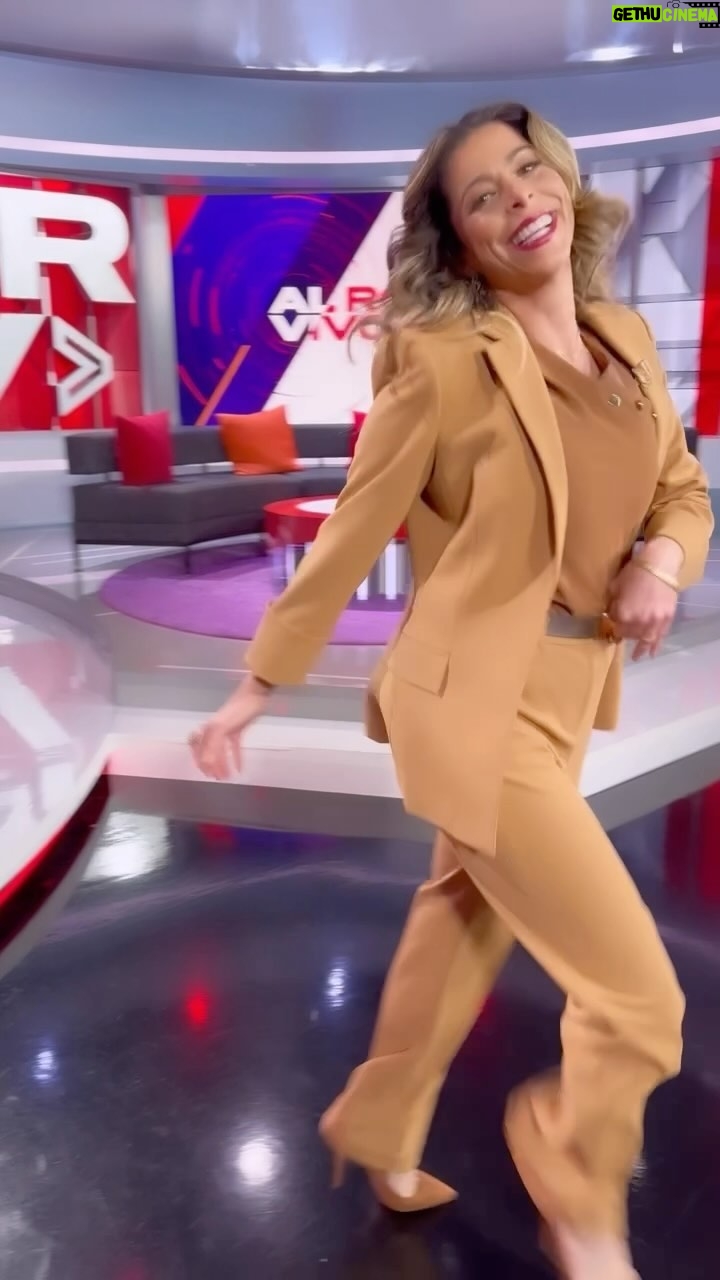 Lourdes Stephen Instagram - Si así es en lunes, imagínese ustedes cuando llegue el viernes! 🤠 Los quiero! Style by @readingp Make up @martafuentesmua Hair @siamorauzcategui @alrojovivo #SOiP