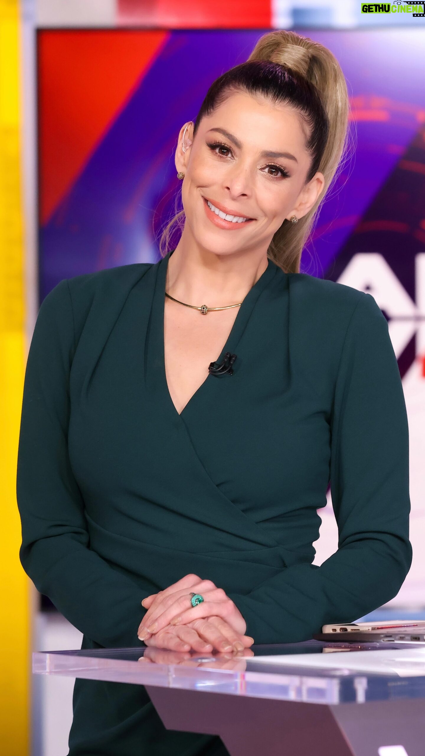 Lourdes Stephen Instagram - Cada día es perfecto para un nuevo comienzo…para seguir creciendo, aprendiendo y puliéndonos. Qué tengas un hermoso lunes y una semana MARAVILLOSA 💚! Gracias @nomar_serrot por las fotos, @eslomakeup por mi súper maquillaje y #Gerdy por mi pelo! Súper #glamteam @alrojovivo @telemundo