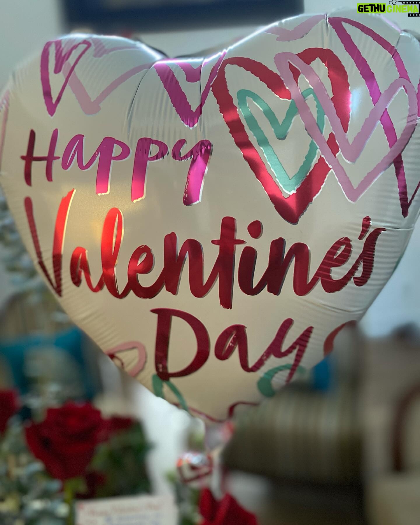 Lourdes Stephen Instagram - Qué manera de arrancar el día ! Aunque todos son dias perfectos para demostramos amor …como me gusta el de San Valentín! 💘 Tu lo celebras ?