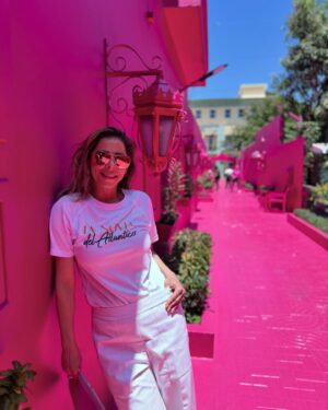 Lourdes Stephen Instagram - #FBF recordando mi fugaz, pero indeleble visita a #puertoplata #republicadominicana ! Señores ! Esto es una belleza !!!!! Pero sin desperdicio ! Aquí en el famoso #paseodedoñablanca💗 ! Si #barbie viene aquí, se vuelve loca ! 😂 
Un abrazo a todos mis compatriotas 🇩🇴 Los quiero !