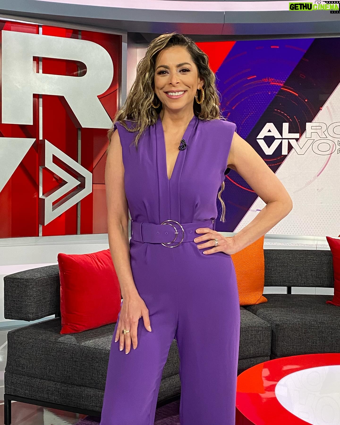 Lourdes Stephen Instagram - Oyereeee! Feliz lunes ! Que tengas una semana MA RA VI LLO SAAAAAA! 🦄 @readingp 👗 @mlourdes17 🪮 @martafuentesmua 💄 @alrojovivo ❤️🔥