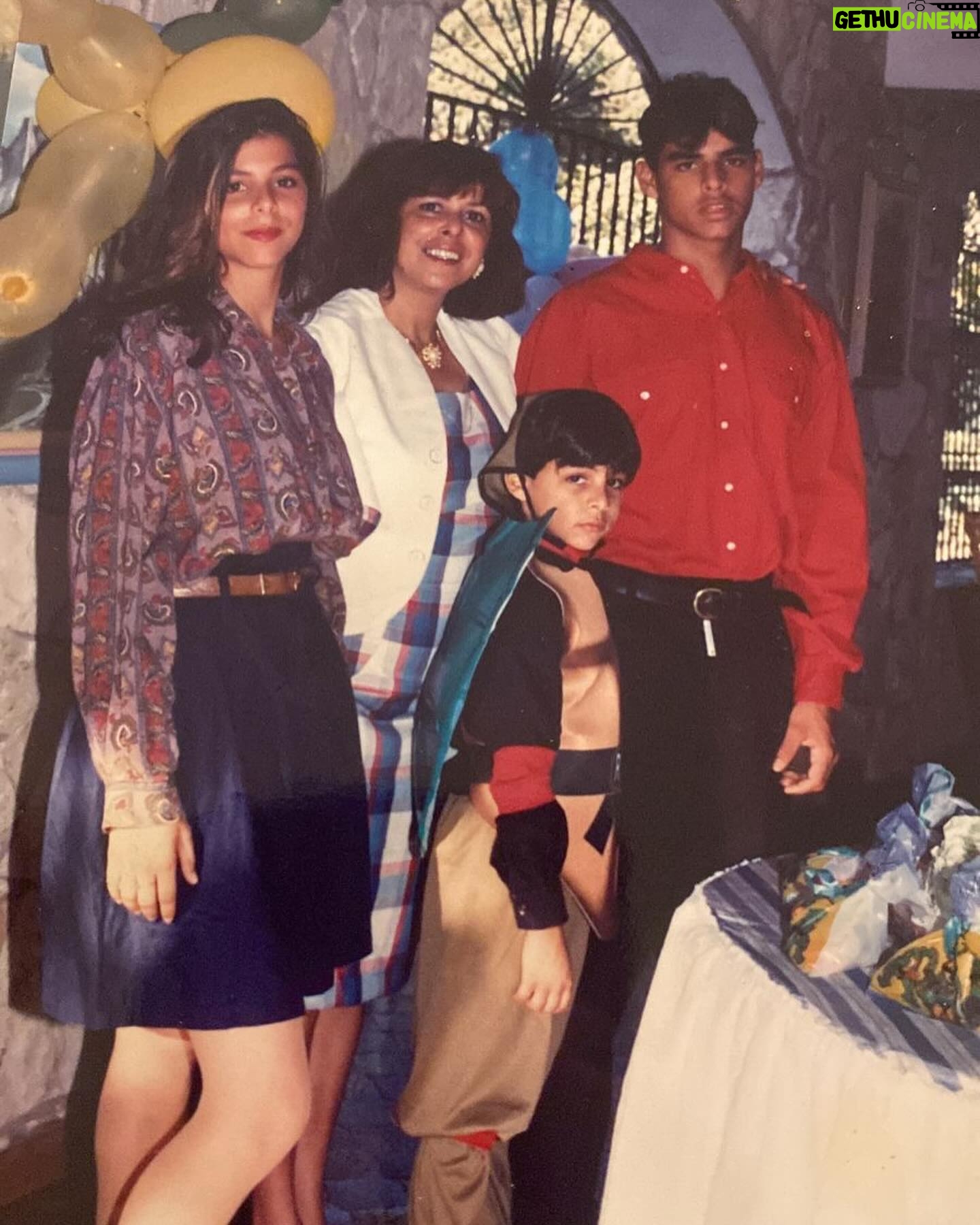 Lourdes Stephen Instagram - No se si hoy es el día de los hermanos pero para mi si lo es! Gracias Señor por los hermanos que me has regalado, han sido y son parte fundamental para mi,brújulas de integridad y valores que han hecho eco en mi vida. Los amo y espero en Dios que nos de larga vida para poder envejecer juntos, y poder seguir disfrutando de su relación irremplazable Los amo ! @lourdesstephen #claudiostephen