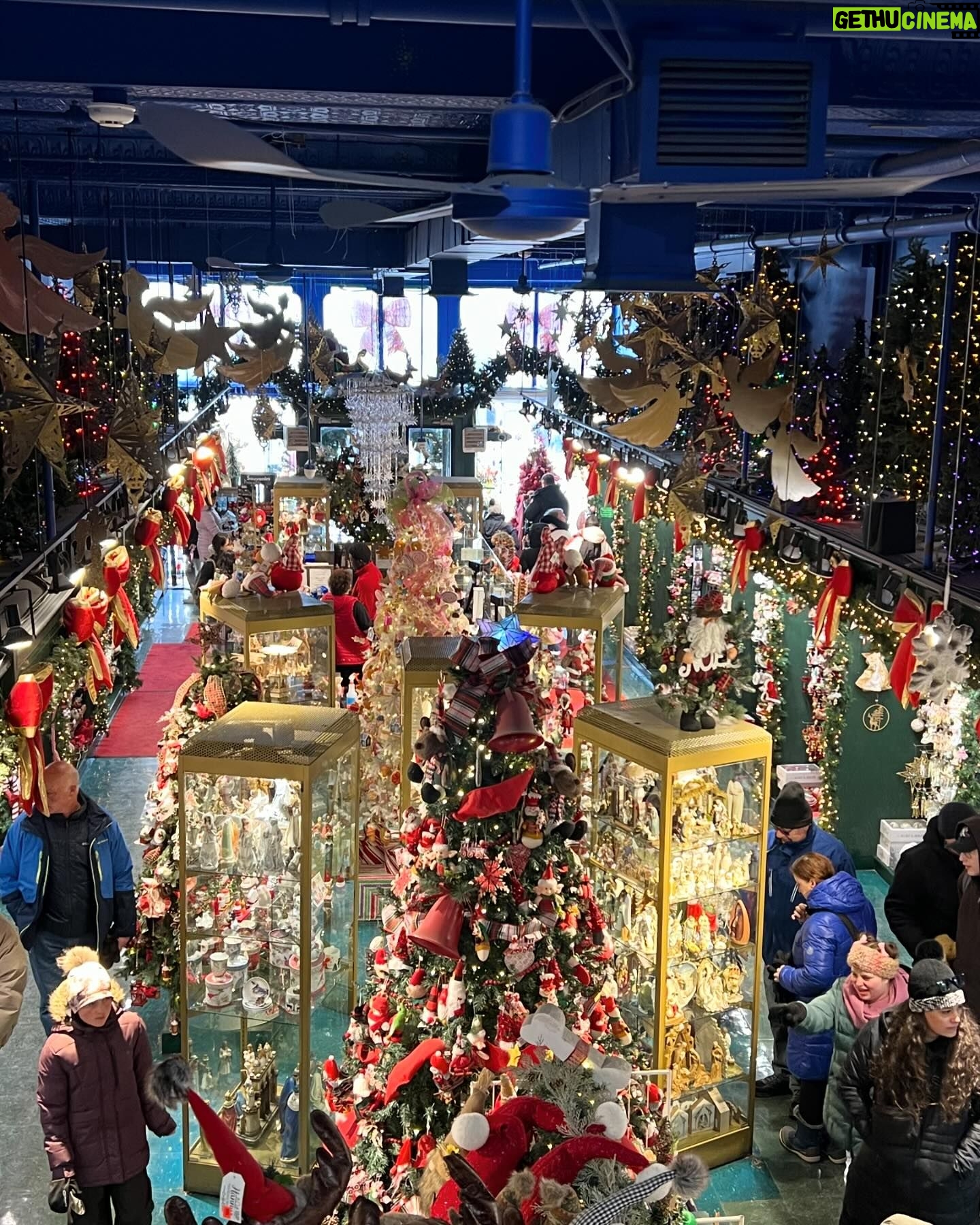 Lourdes Stephen Instagram - Hasta que nos encontramos con Navidad en primavera. Desliza ⏭️