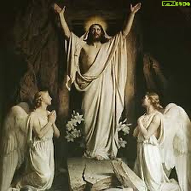 Lourdes Stephen Instagram - No lo busques en la tumba, no lo busques entre los muertos, porque Jesús vive! Búscalo en tu corazón, búscalo en tu espíritu, para que Él te llene de su gracia y puedas también ser coheredero de la vida eterna. Hoy es el día más importante de nuestra fe, es el fundamento del cristiano. Jesús ha roto la pared que nos separaba de nuestro Padre por el pecado…y a través de Él podemos reconciliarnos con Dios. Arrepiéntete y cree… entrégale tu vida de rodillas a Jesús. El triunfador, el victorioso, nuestro defensor, nuestra salvación. Feliz domingo de resurrección.