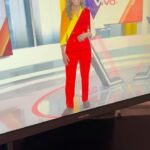 Lourdes Stephen Instagram - La magia de la televisión! Cuéntame cuál es tu color favorito! Estamos @alrojovivo 🤣 Style by @readingp Hair @mlourdes17 Make up @eslomakeup