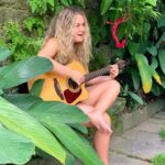 Lua Blanco Instagram - em meio a helicópteros circulantes, aqui vai um trecho de all too well que tô tirando no violão. nunca levei muito jeito pra instrumento, meu lance sempre foi só cantar. mas o violão do @blancocdani tá dando sopa aqui em casa então tô desenferrujando o pouco que estudei na adolescência. comenta que outra música querem que eu tire! 🤩🎶🧣 #alltoowell #taylorswift #violão