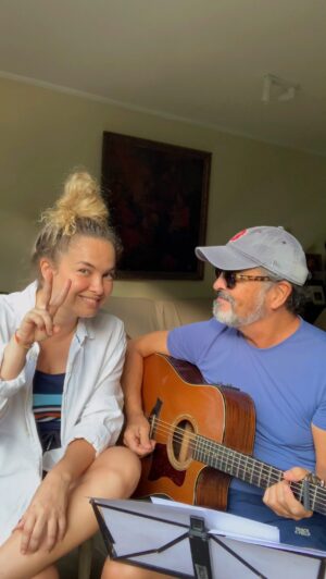 Lua Blanco Instagram - Hoje faz 13 anos que a novela Rebelde Brasil estreou e meu pai e eu resolvemos dar um pequeno spoiler do nosso show do dia 12/4 com essa homenagem à minha canção favorita da trilha da novela. Esperamos vocês no @solardebotafogo pro nosso show que está recheado de homenagens, participações amadas e momentos especiais! Link na bio pra garantir o seu ingresso! @billynho_blanco #rebelde13anos