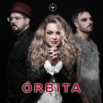 Lua Blanco Instagram - A Órbita chega dia 1 de dezembro! Pré-save na bio! Não consigo descrever a sensação de alívio e missão cumprida de ver esse álbum nascer! A Órbita é um projeto xodó que divido com meus parceiros André e Rique há dois anos. Lançamos 4 singles, 2 clipes e 2 lyric videos, na crescente expectativa de ver a obra completa, o resto das entranhas compartilhadas, já que é pra dramatizar. Eu que em plena pandemia me encontrava artisticamente paralisada e mentalmente atrapalhada, sabia que um canal criativo era o melhor caminho para a cura; os meninos abraçaram esse caminho comigo, e, juntos, mergulhamos nas dúvidas da mente, do amor, e do vazio da alma. Esse álbum é um extravaso coletivo que deu em músicas que transbordam amor e busca por luz. Sem os meninos eu ainda estaria fora de órbita. Por isso o nome do projeto. Sou muito grata a eles e a todos os parceiros que tivemos nesse processo. Amo muito vocês. @andresigaud @hurdy_rique @brunocunhamusic @gugupeixoto @gabrieusou @rafaelgarrafa01 @gugasabatie @tibioficiall @sidneysohnjr @blancocdani @vitor_vidaut @estrelablanco @lyvziese @locomotivaestudio PRE-SAVE no link na bio! Por favor façam, quero muito que ouçam esse álbum! 😭🙏🏼 FOTO CAPA @marcelblancopro FIGURINO @nessamax BELEZA @makegonzovivi DESIGN GRÁFICO @kimfloresx @luablancoeaorbita 💫