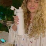 Lua Blanco Instagram – um réveillon delicioso e tranquilo em casa. como está sendo o seu? aqui vão meus votos por um ano novo de paz, equilíbrio e desintoxicação. esse ano não nos escapa!✌🏼#2024