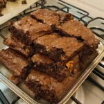Lua Blanco Instagram - preparei meu famoso brownie pro niver da minha prima @ana.nimrichter e acrescentei gotas de chocolate branco pra variar. deu vontade? 🤪 #brownie #browniedalua #cozinha #tutorial