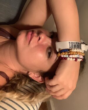 Lua Blanco Instagram - ontem vi um dos maiores espetáculos que já vi na vida, passei o maior calor que já passei na vida, e me diverti como nunca! que alegria finalmente cantar essas músicas ao vivo! meus sentimentos à família e amigos da ana benevides, a fã que perdemos no início do show. espero que medidas sejam tomadas pra todo mundo ter água e condições decentes nos shows daqui pra frente. @taylorswift #therastour
