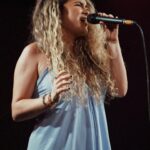 Lua Blanco Instagram - mais fotos do show com meu pai no Teatro Café Pequeno! Já pode querer mais? @billynho_blanco fotos @fromgabe design de luz @andresigaud vestido @imvictorvih make @_tomegeovana