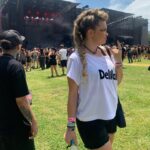 Lua Blanco Instagram - hoje é dia de festival emo e de fato tem sido emocionante! fiz uma trança holandesa estilo moicano pra aguentar o calor. minha irmã @sol.blancos personalizou minha camisa, @maalvesoficial fez pulseiras pra mim e a @_tomegeovana fez uma make bem emo. obrigada equipe! e principalmente obrigada @andresigaud por ter inspirado e por apoiar até hoje o meu lado emo. love you!