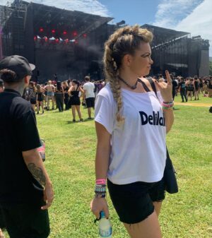 Lua Blanco Instagram - hoje é dia de festival emo e de fato tem sido emocionante! fiz uma trança holandesa estilo moicano pra aguentar o calor. minha irmã @sol.blancos personalizou minha camisa, @maalvesoficial fez pulseiras pra mim e a @_tomegeovana fez uma make bem emo. obrigada equipe! e principalmente obrigada @andresigaud por ter inspirado e por apoiar até hoje o meu lado emo. love you!