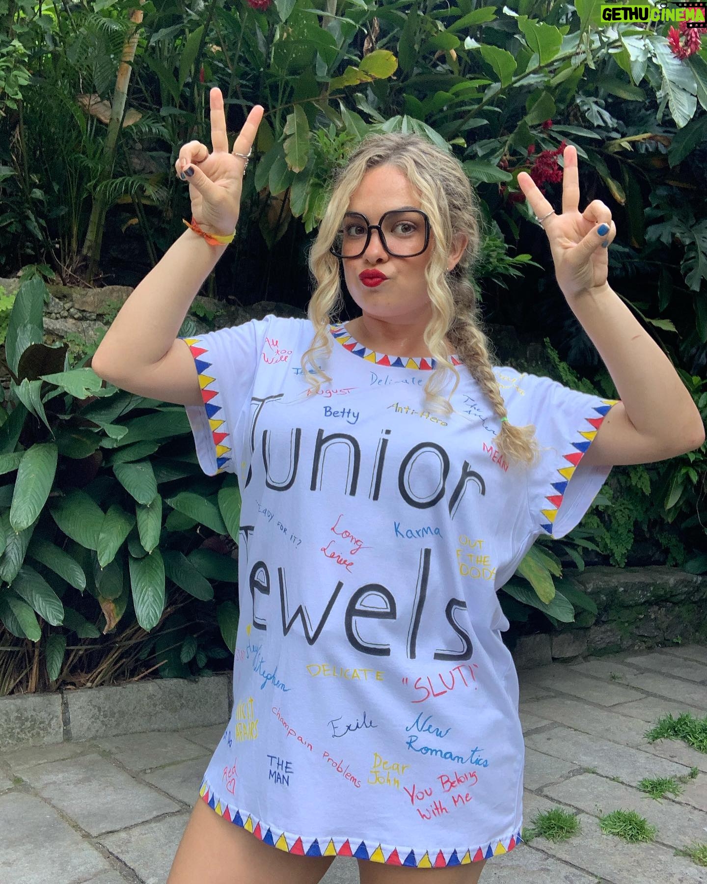 Lua Blanco - 29.1K Likes - pronta pra ver minha loirinha! obrigada @sol.blancos por me ajudar a personalizar a camisa! que emoção! #theerastour @taylorswift #taylorinrio #swiftie