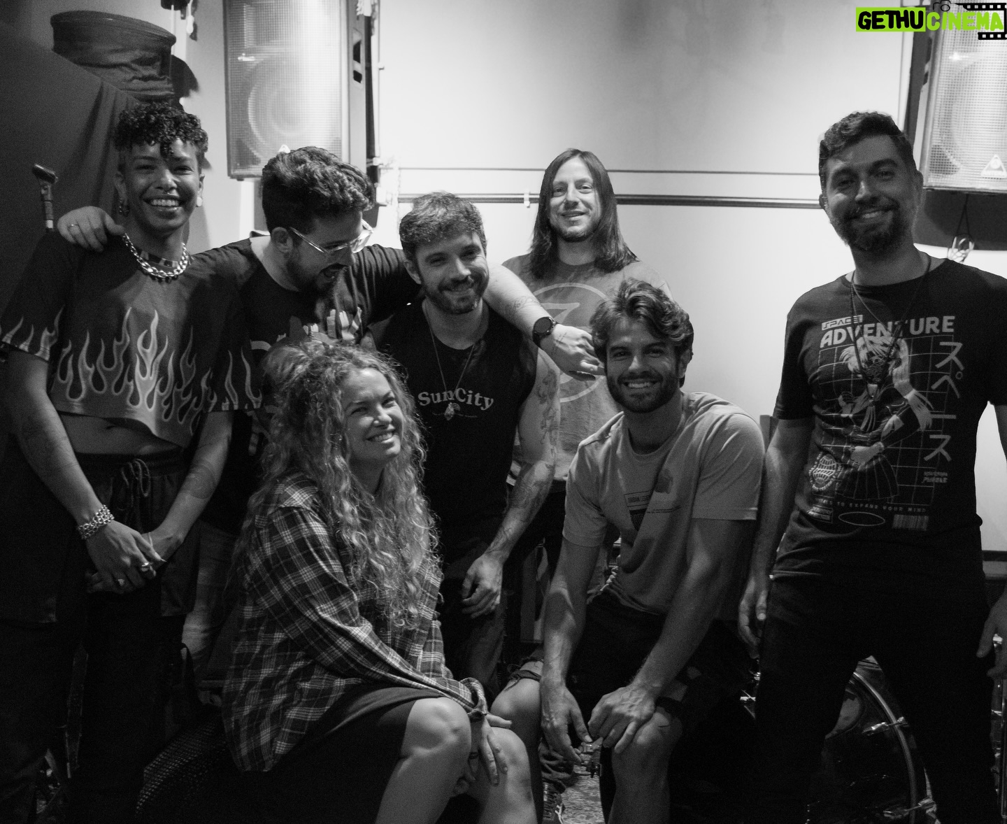 Lua Blanco Instagram - Ainda absorvendo o que foi a noite de ontem… Essa foto da maravilhosa @fromgabe resume perfeitamente como foi trabalhar com essa galera. A felicidade chega a transbordar!!! Essa banda, mermão… ESSA BANDA!!! Eu não tenho palavras pra agradecer, sério. Que honra. ♥️