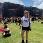 Lua Blanco Instagram - hoje é dia de festival emo e de fato tem sido emocionante! fiz uma trança holandesa estilo moicano pra aguentar o calor. minha irmã @sol.blancos personalizou minha camisa, @maalvesoficial fez pulseiras pra mim e a @_tomegeovana fez uma make bem emo. obrigada equipe! e principalmente obrigada @andresigaud por ter inspirado e por apoiar até hoje o meu lado emo. love you!