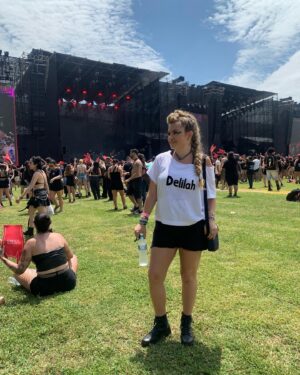 Lua Blanco Instagram - hoje é dia de festival emo e de fato tem sido emocionante! fiz uma trança holandesa estilo moicano pra aguentar o calor. minha irmã @sol.blancos personalizou minha camisa, @maalvesoficial fez pulseiras pra mim e a @_tomegeovana fez uma make bem emo. obrigada equipe! e principalmente obrigada @andresigaud por ter inspirado e por apoiar até hoje o meu lado emo. love you!