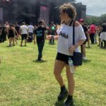 Lua Blanco Instagram - hoje é dia de festival emo e de fato tem sido emocionante! fiz uma trança holandesa estilo moicano pra aguentar o calor. minha irmã @sol.blancos personalizou minha camisa, @maalvesoficial fez pulseiras pra mim e a @_tomegeovana fez uma make bem emo. obrigada equipe! e principalmente obrigada @andresigaud por ter inspirado e por apoiar até hoje o meu lado emo. love you!