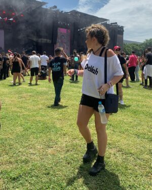 Lua Blanco Instagram - hoje é dia de festival emo e de fato tem sido emocionante! fiz uma trança holandesa estilo moicano pra aguentar o calor. minha irmã @sol.blancos personalizou minha camisa, @maalvesoficial fez pulseiras pra mim e a @_tomegeovana fez uma make bem emo. obrigada equipe! e principalmente obrigada @andresigaud por ter inspirado e por apoiar até hoje o meu lado emo. love you!