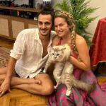 Lua Blanco Instagram – pisquei e 2023 tá acabando, mas por outro lado sinto que vivi décadas em um ano só. foi um ano muito criativo, com parcerias lindas e trabalho lançado da qual tenho muito orgulho de ter colocado no mundo, tiveram viagens inesquecíveis com direito a dois meses no Canadá com meus primos circenses e avanços marcantes na jornada pessoal também, e tudo isso se encerrando com a chave de ouro que foi meu show de lançamento do álbum novo com minha banda @luablancoeaorbita e meu terceiro natal como anfitriã que foi lindo e reuniu uma parte da minha família enorme e deixou o coração quentinho. obrigada 2023! vc arrasou ♥️